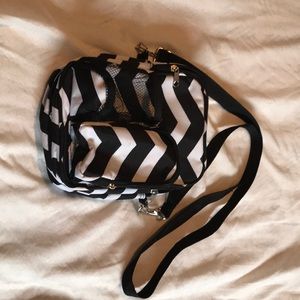 🌻Chevron cross body purse🌻 MUST BUNDLE 3+!!